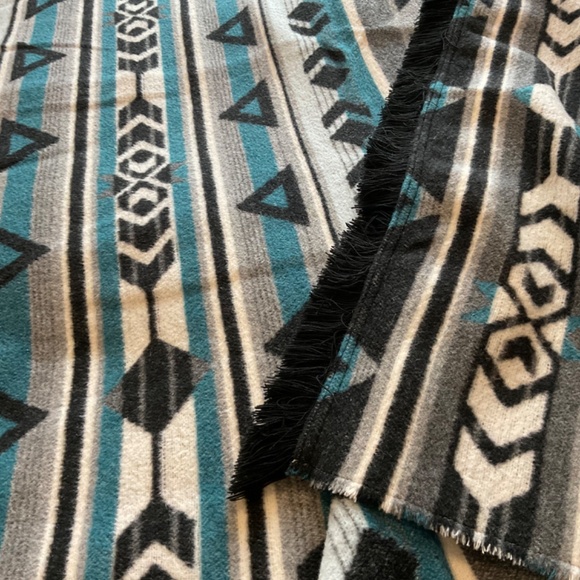 Mini Tipi Storm Reversible Eco-Friendly Blanket - Picture 4 of 7